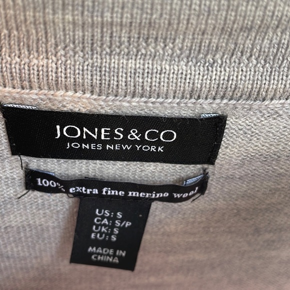 Jones & Co Extra Fine Merino Wool Long Sleeve stripped Sweater. Size small - Picture 3 of 9